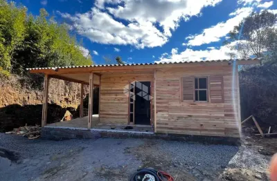 Um casa de madeira, nova com 2 quartos, banheiro, sala e cozinha no america