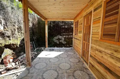 Um casa de madeira, nova com 2 quartos, banheiro, sala e cozinha no america