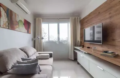 Apartamento mobiliado de 58m² com 2 dormitórios (1 suíte) e 1 vaga no bairro passo da areia