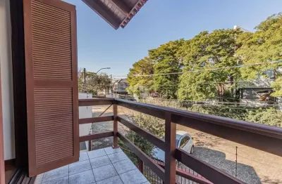 Casa sobrado de 3 dormitórios/suítes. 2 vagas cobertas. sacada.