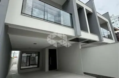 Casa sobrado com 3 dormitórios/ quartos sendo 1 suíte no bairro barreiros - florianópolis com área de 179 m² a venda por r$ 980.000,00