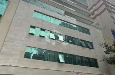 Apartamento com 3 dormitórios sendo 1 suíte e 2 vagas de garagem em itapema