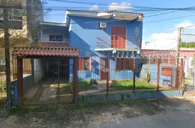 Terreno com 3 casas, casa da frente com 3 quartos sendo uma suíte com banheira