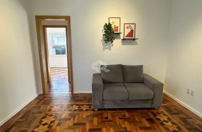 Apartamento semimobiliado com 2 quartos reformado no centro histórico