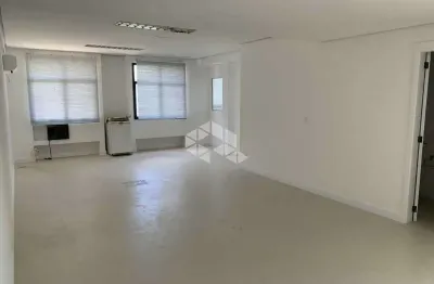 Sala comercial reformada ampla, iluminada e semimobiliada em localização privilegiada!