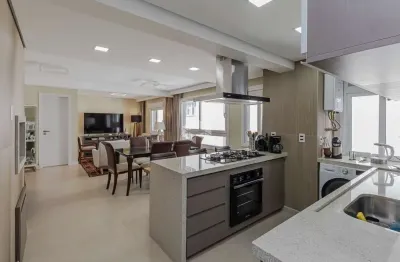 Apartamento semimobiliado com 3 dormitórios e 3 vagas no petrópolis