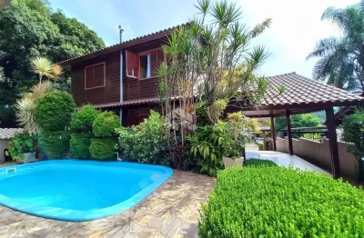 Casa sobrado em madeira nobre, 3 dormitórios, 3 banheiros, sala, cozinha, dois irmãos,