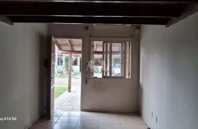 Casa em condominio a venda, com 2 dormitórios, sala cozinha com churrasqueira, mezanino em madeira, banheiro pátio na lateral