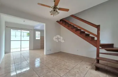 Casa em condomínio com 2 dormitórios e 1 vaga de garagem, no bairro humaitá, em porto alegre.