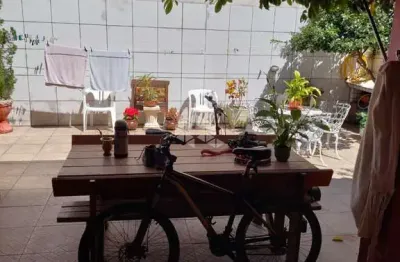 Ótimo sobrado no bairro guarujá a duas quadras da orla do guaíba.