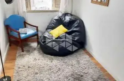 Apartamento 1 dormitório (sub-solo) com um pequeno pátio no bairro floresta.