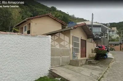 Casa em zimbros bombinhas com dois dormitórios sendo 1 suíte e 1 vaga de garagem