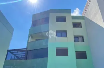 Apartamento com dois quartos, varanda com vista ampla, sala de estar, cozinha americana, área de serviço, banheiro e duas vagas de garagem.