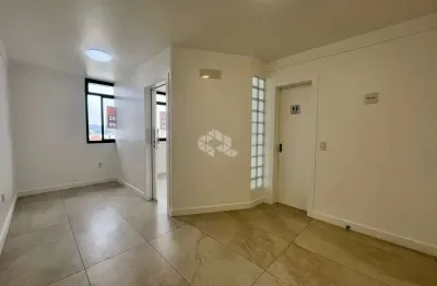 Sala comercial no bairro campinas, em são josé, sc, medindo 41,32m² de área total, copa cozinha, e 01 lavabo.