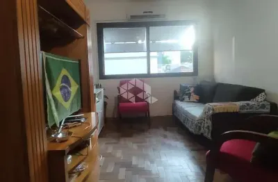 Apartamento de 2 quartos com dependência no bairro manini deus.