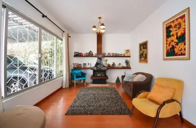 Casa residencial à venda com 5 quartos sendo 2 suítes e 2 vagas de garagem no bairro canto em florianópolis/sc