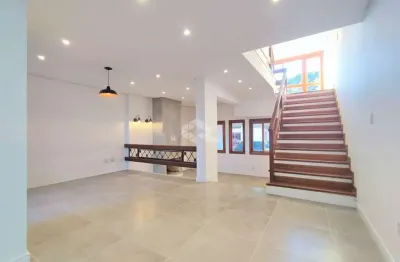 Casa em condomínio desocupada e reformada no Bairro Pedra Redonda em Porto Alegre