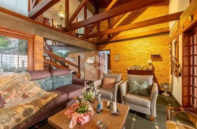 Casa Sobrado com 4 quartos, 4 vagas e piscina no bairro Chácara das Pedras.