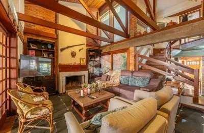 Casa sobrado com 4 quartos, 4 vagas e piscina no bairro chácara das pedras.