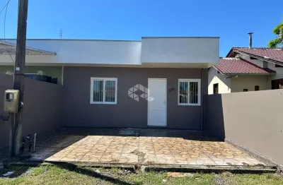 Casa térrea 2 dormitórios, 2 vagas de carro, bairro Olaria, Canoas