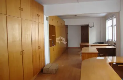 Amplo conjunto comercial com 50,70 privativos no centro histórico de porto alegre