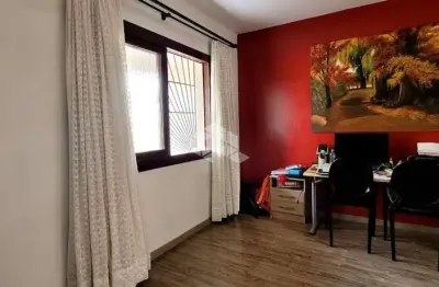 Casa de 2 andares localizada na rua principal do bairro são josé .