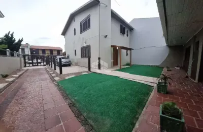 Casa sobrado a duas quadras da paria, 4 dormitórios, 4 vagas de garagens.