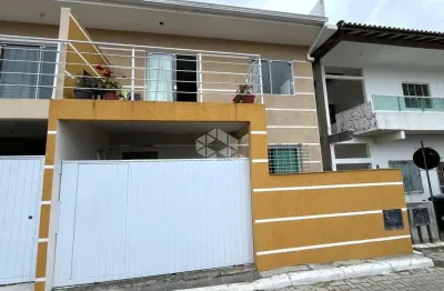 Sobrado 3 dormitórios no rio vermelho - garagem coberta e sacada