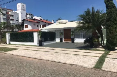 Casa térrea à venda em jurerê, florianópolis, sc / com 4 suítes, 320m² e 2 vagas.