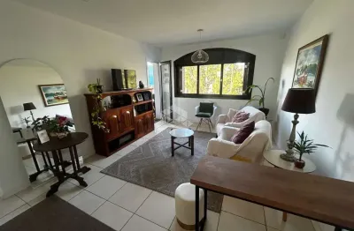 Apartamento de 2 dormitórios de frente com sacada na av. central