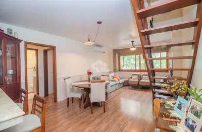 Cobertura reformada com placa solar e tomada para carro elétrico