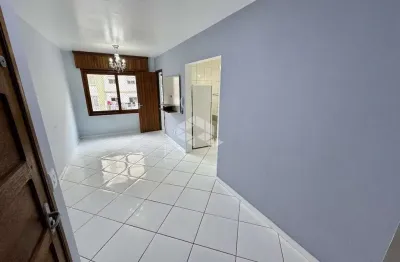 Apartamento de 2 dormitórios sendo 1 suíte e box de garagem no centro de capão da canoa