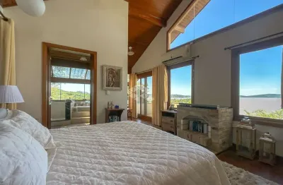 Fantástica casa, vista para o guaiba e por do sol, de cinema, muito verde, 4 pisos.