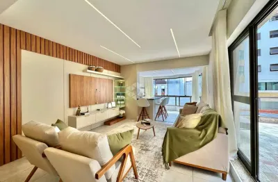 Apartamento com 3 dormitórios sendo 1 suíte, no centro próximo ao mar com terraço!!