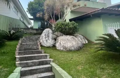 Casa em florianópolis, vista parcial para o mar, 03 dormitórios, 01 suíte, 02 vagas de garagem.