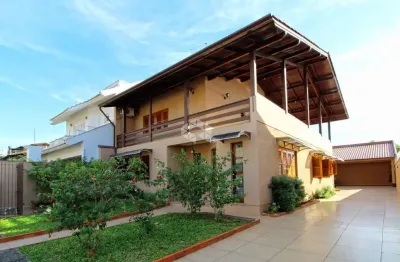 Casa de 252m², com 4 quartos, 3 banheiros e 2 vagas no bairro moinhos de vento