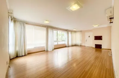 Amplo apartamento com espaçosa sala de estar equipada com churrasqueira, 3 dormitórios, sendo 1 suíte, no bairro moinhos de vento em porto alegre