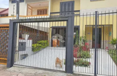 Casa com 3 dormitórios, 1 suite, mobiliada, sacada, garagem fechada, em porto alegre