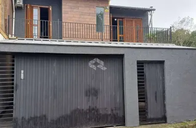 Casa Duplex com 4 Quartos, sendo 1 suíte, e 2 Vagas de Garagem À venda por R$ 585.000,00