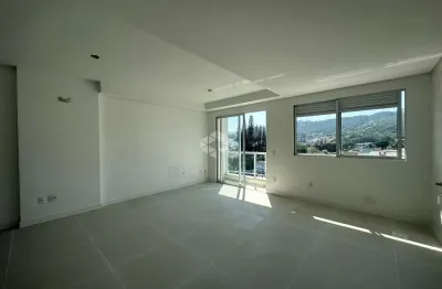 Duplex com 2 dormitórios, sendo 2 suítes, 2 vagas de garagem no bairro joão paulo em florianópolis/sc.