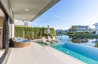 Sobrado à venda com 05 quartos e 02 vagas no condomínio Enseada Xangri-lá/RS