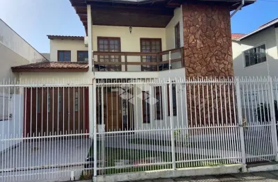 Casa no bairro canto, florianópolis, sc, 05 dormitórios, 01 suíte, 04 vagas de garagem.