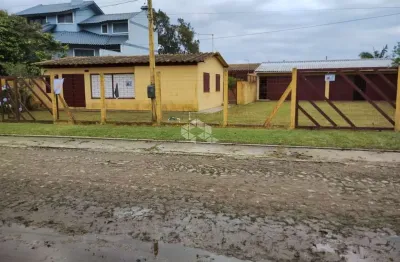 Excelente casa de 200 m² privativos em 2 terrenos com área de 600 m² próxima ao comércio em mariluz