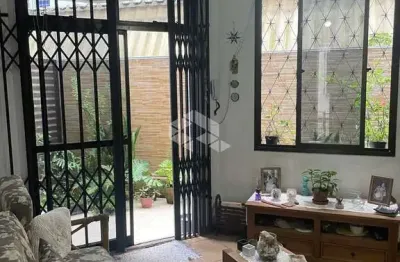 Casa em condomínio fechado à venda em canasvieiras pertinho do mar