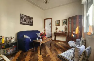 Apartamento espaçoso para venda de frente com sacada , 3 dormitórios, 78 m² privativos no bairro Farroupilha em Porto Alegre/RS.