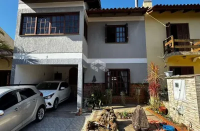 Ampla casa com 4 dormitórios e salão de festas com churrasqueira em ipanema