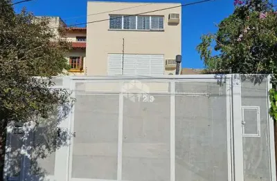 Casa 4 dormitórios e duas vagas de garagem no bairro Ipanema, Porto Alegre