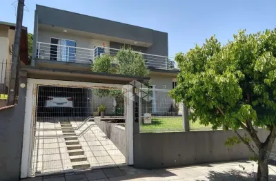 Sobrado semimobiliado com 3 dormitórios em bairro tranquilo