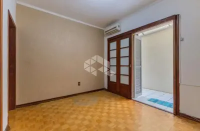 Apartamento garden com 02 dormitórios, 02 pátios e 02 garagens junto ao Hospital de Clínicas,