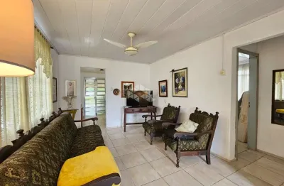 Casa térrea ampla à venda com 3 quartos/dormitórios, 2 banheiros, na Rua Prudente de Moraes, no bairro Niterói em Canoas